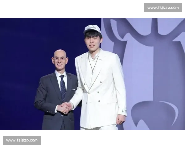 杨瀚森选秀西装暗藏甜蜜密码！疑似女友曝光，青梅竹马清纯般配