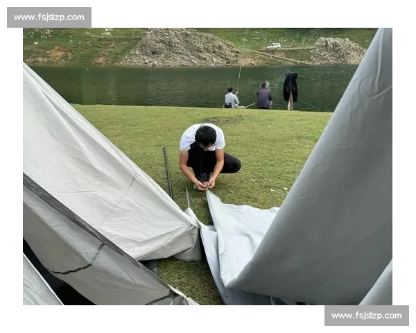 雨幕中的泳者：拥抱自然的清凉仪式